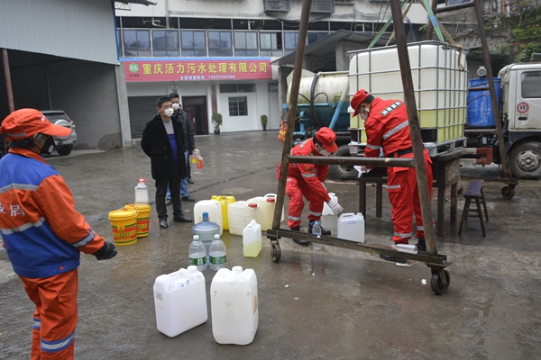 重庆涪陵雪豹救援队与活力环保公司为企业免费派发消毒液