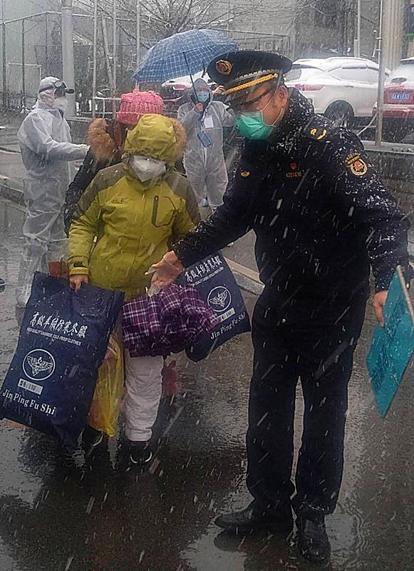 风雪中，武汉南湖街城管队长当司机从方舱医院接康复市民回家